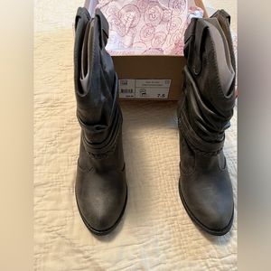 Brand New SO Boots, size 7.5 medium